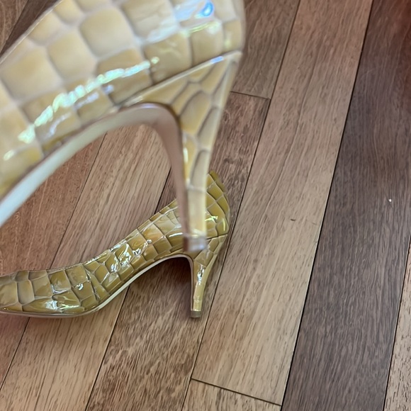 BCBGirls Pumps - Picture 3 of 9